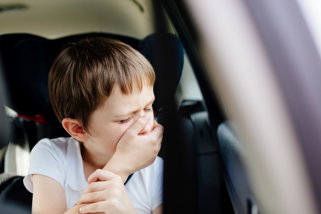 Чому не можна залишати дітей самих в авто
