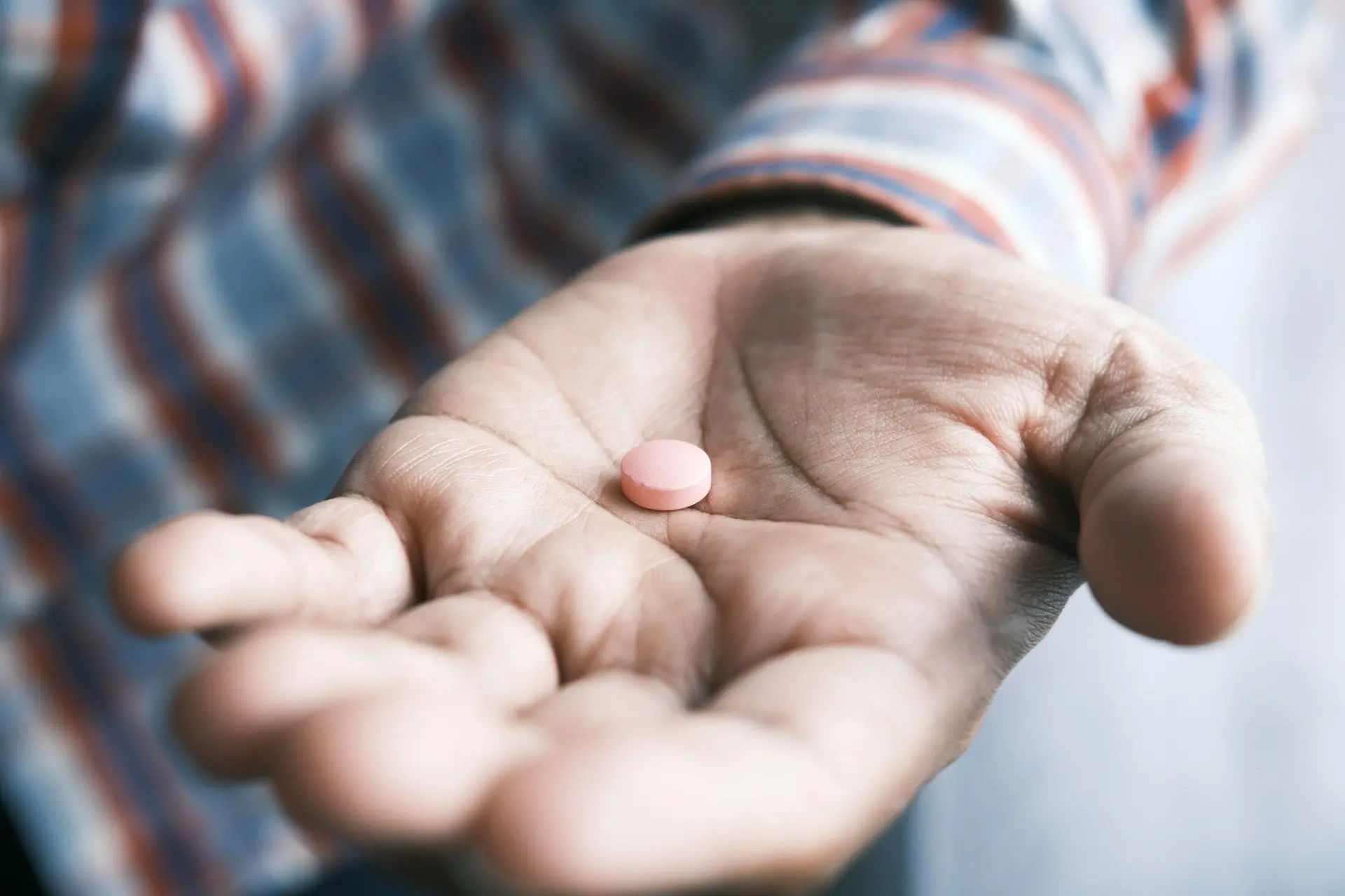 Протягом місяця чоловік вжив майже 1200 таблеток ібупрофену. Що трапилося з ним?