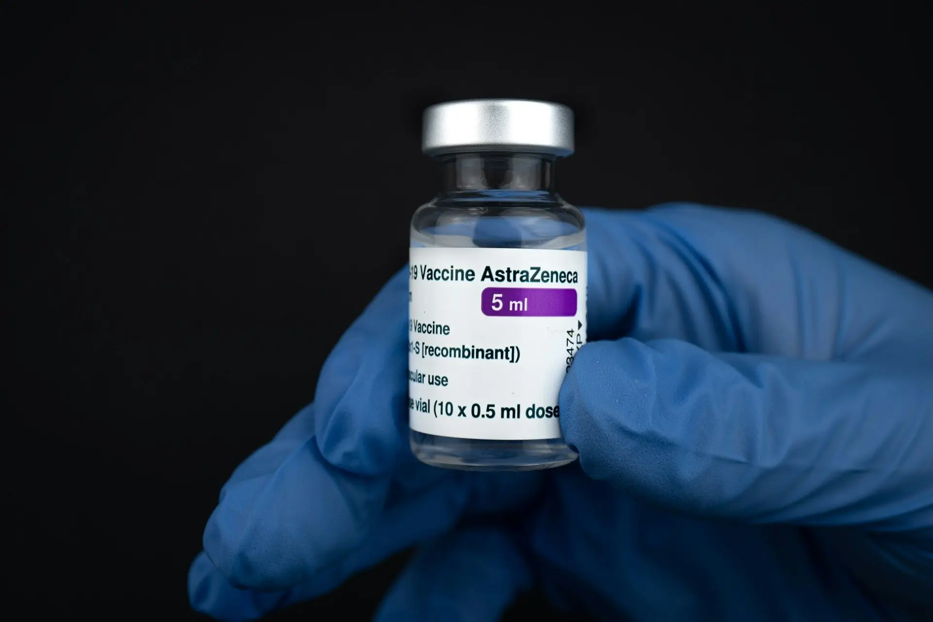 Компанія AstraZeneca вперше визнала, що в її вакцини може спостерігатися рідкісний побічний ефект.