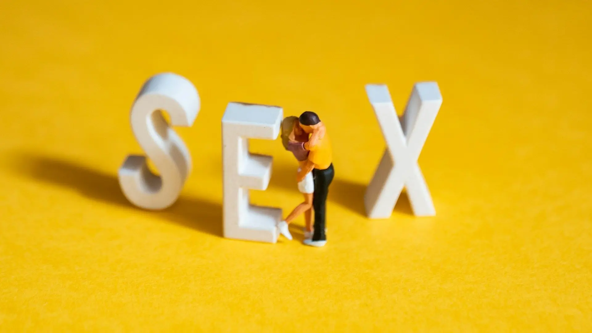 Сексолог - це фахівець, який вивчає сексуальність людини та може допомогти вирішити різноманітні проблеми у цій сфері. У процесі консультації він допомагає розкрити та зрозуміти власні сексуальні прагнення, вирішити конфлікти та проблеми відносин, допомаг