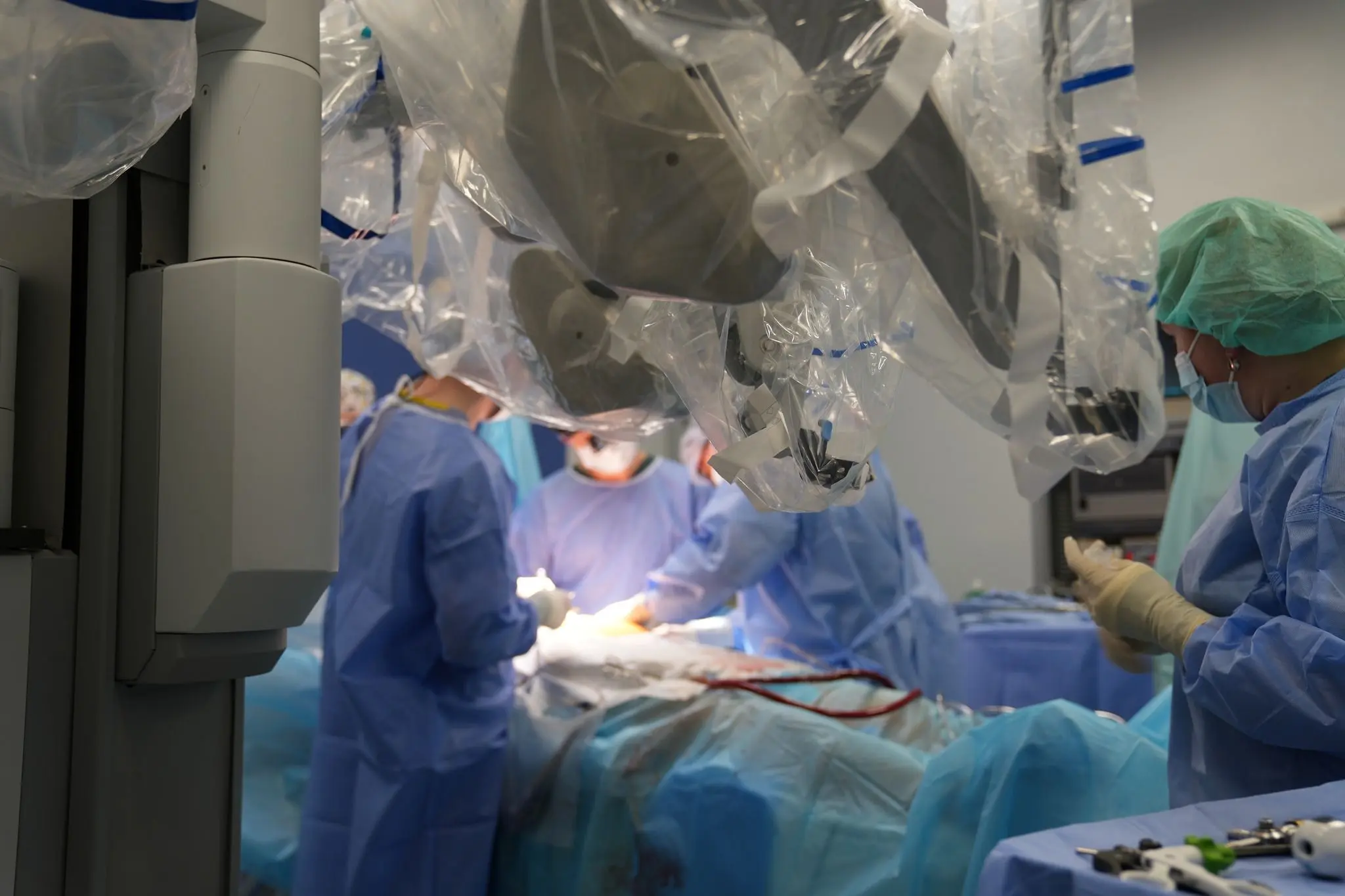 У Україні вперше було здійснено операцію на серці за допомогою хірургічного робота Da Vinci.