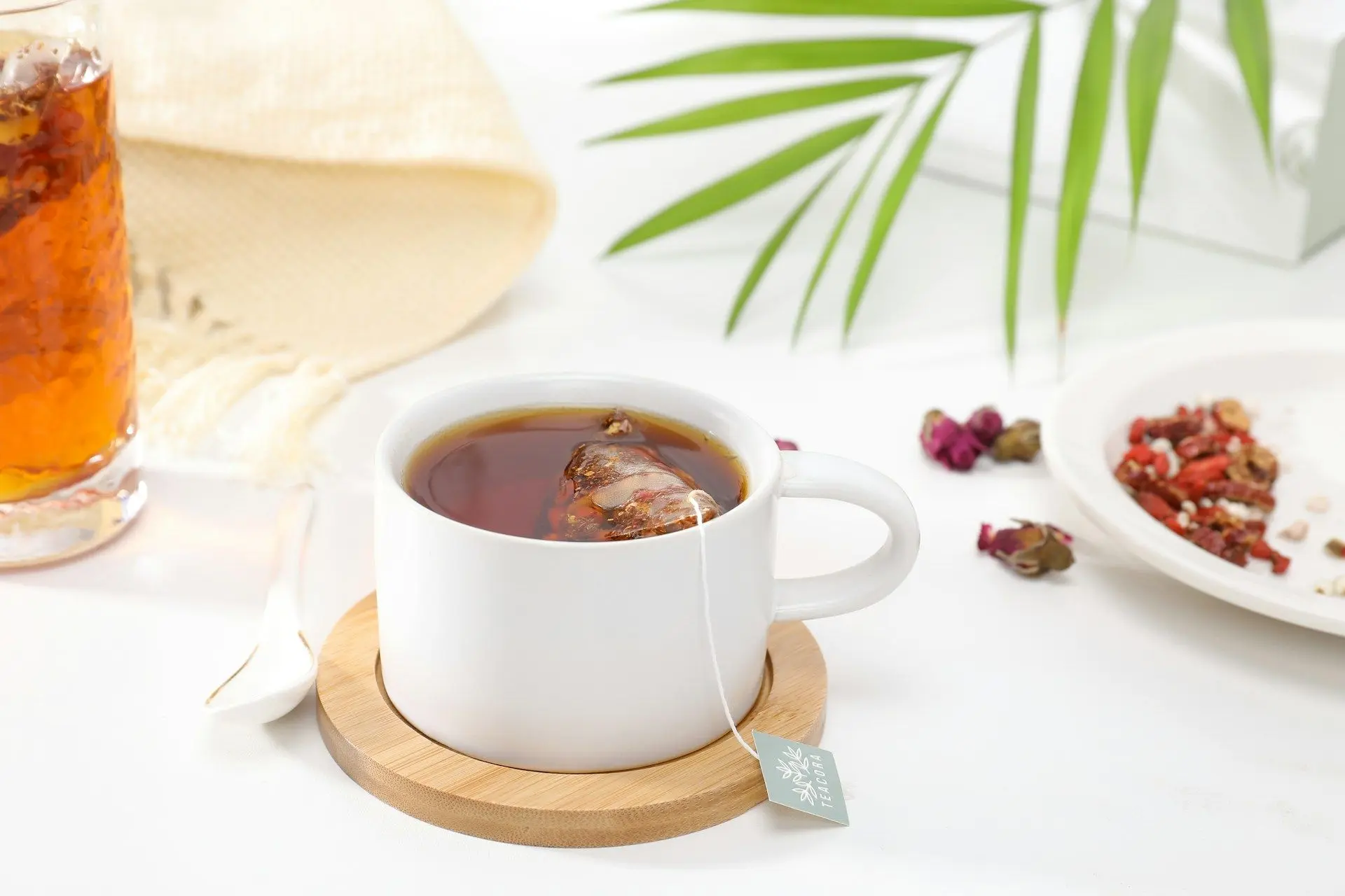 Є три важливі причини, чому вам потрібно пити чай.

Перша причина - це користь для здоров'я. Чай містить антиоксиданти, які сприяють зменшенню запалення в організмі та підтримці імунної системи. Він також має заспокійливий ефект, допомагаючи відпочити та 