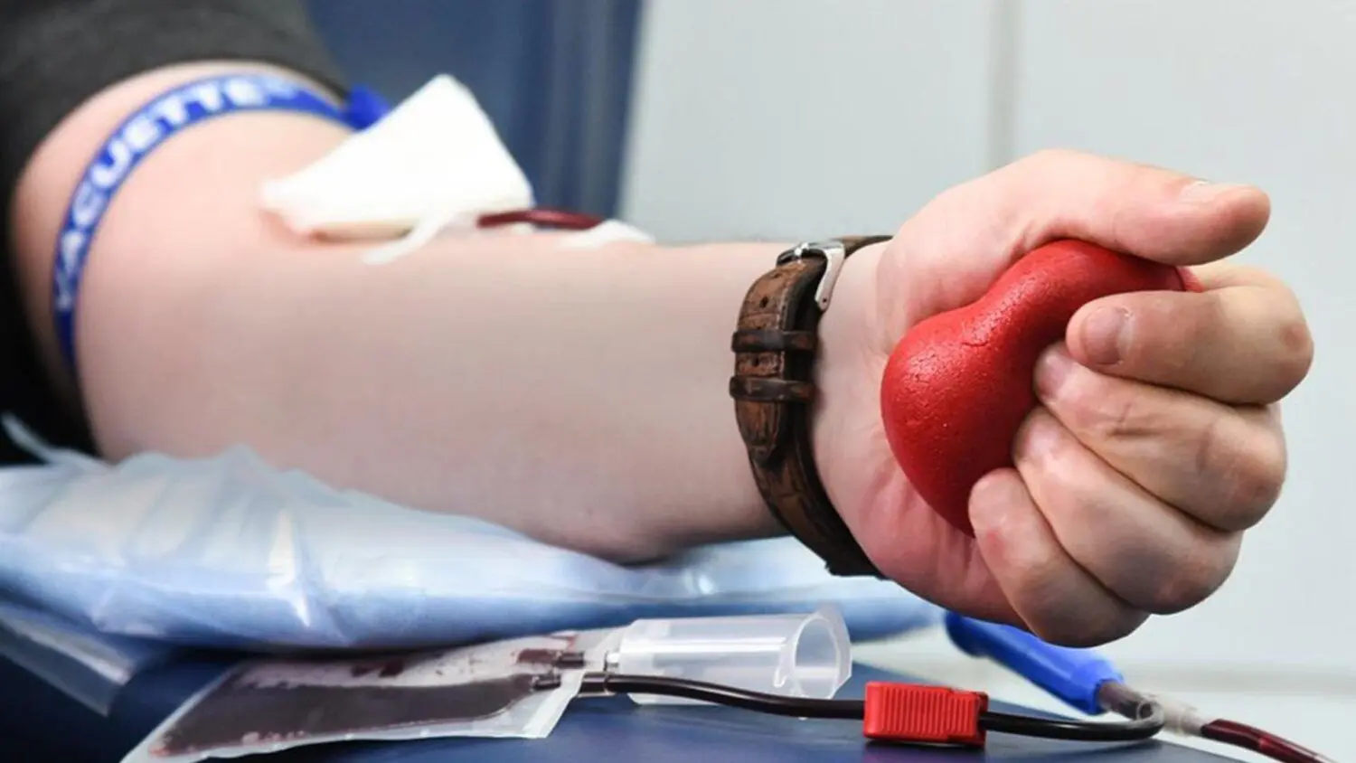 10 хвилин, які врятувати життя: чому українцям потрібно стати донорами крові вже зараз