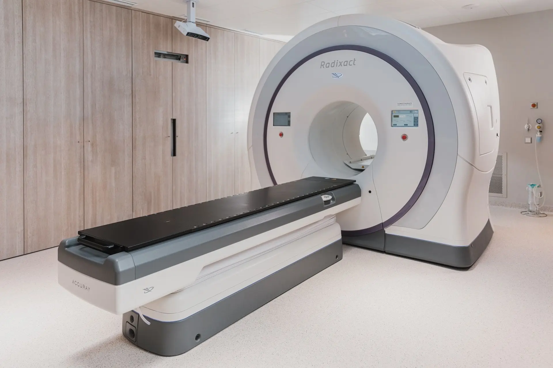 Що відрізняє Комп'ютерну томографію (КТ) від Магнітно-резонансної томографії (МРТ)?